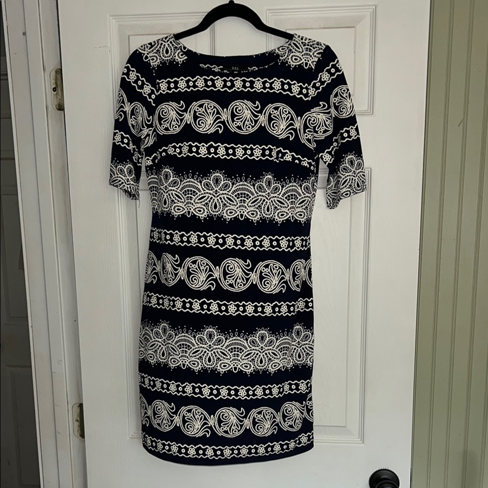 R&K White and Navy Sheath Mini Dress Crew Neck